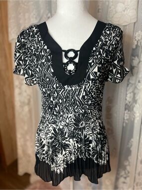 NICOLA Black & White Floral Smocked Tunic Top